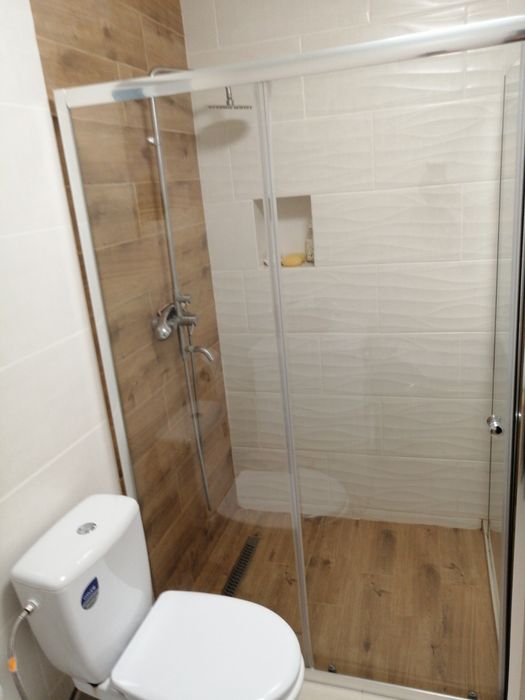 Cabină de duș cu ușă culisabilă.