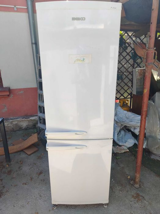 Frigider Beko cu congelator jos – stare bună, funcționează perfect