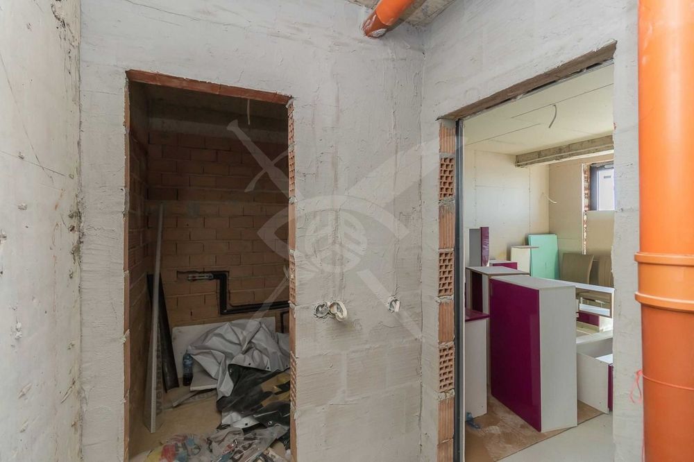 Продава се Тристаен апартамент в Варна, м-т Пчелина - 128 кв.м за 1086 €/кв.м - Снимка #3