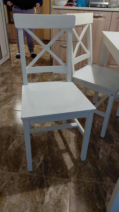 Дървена маса с четери стола.