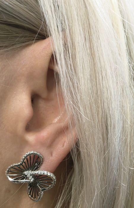 Серьги выполнены в оригинальном дизайне