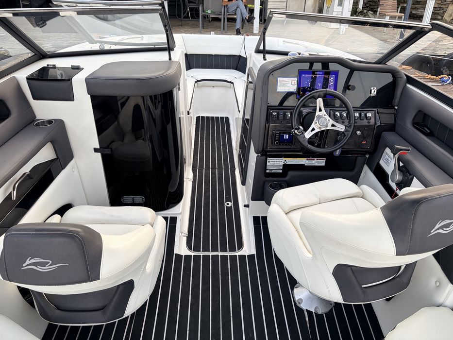 Rinker Q5  2022- 300hp-variante auto/barci