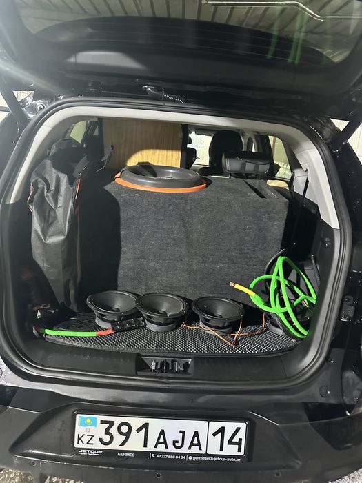 Продам сабвуфер и усилитель на фронт