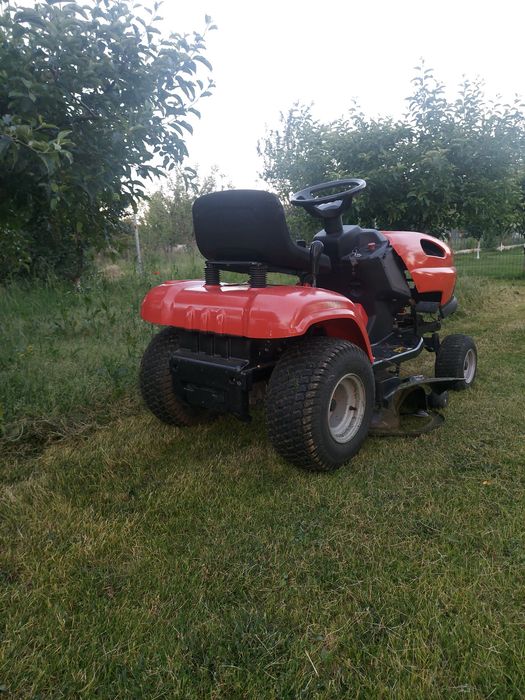 Tractoras tuns iarba
