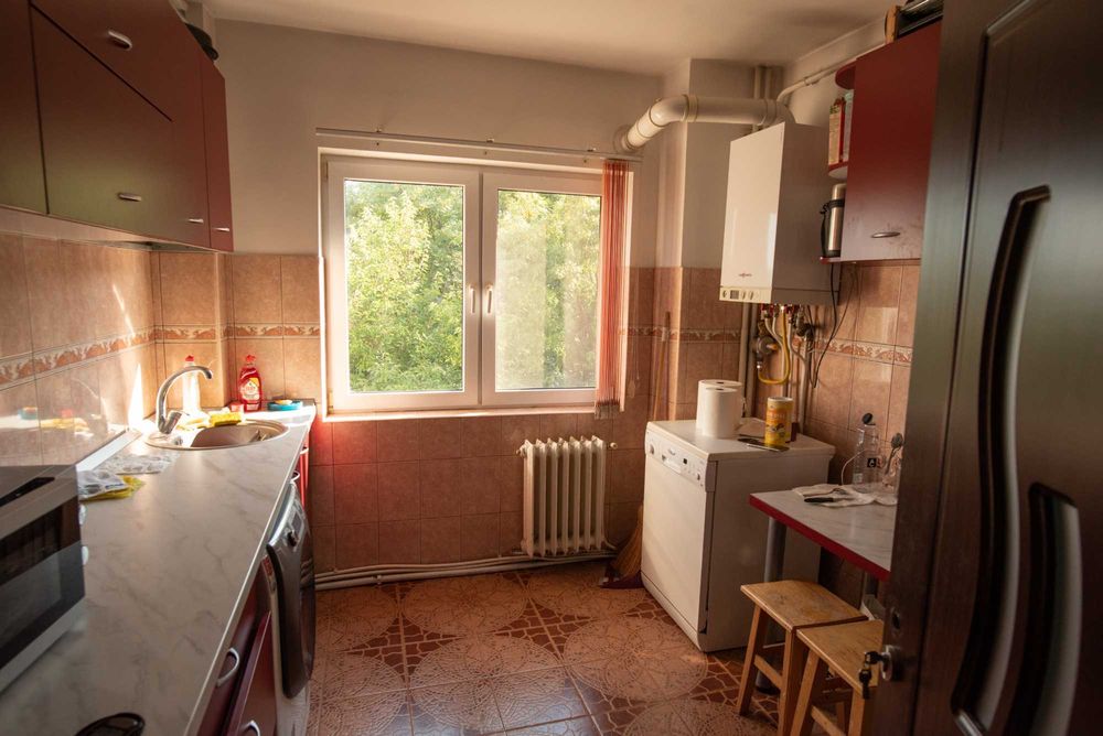 Vând apartament decomandat cu 3 camere în Podu Roș