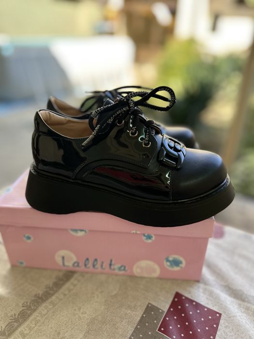 Темно-синие туфли на замке