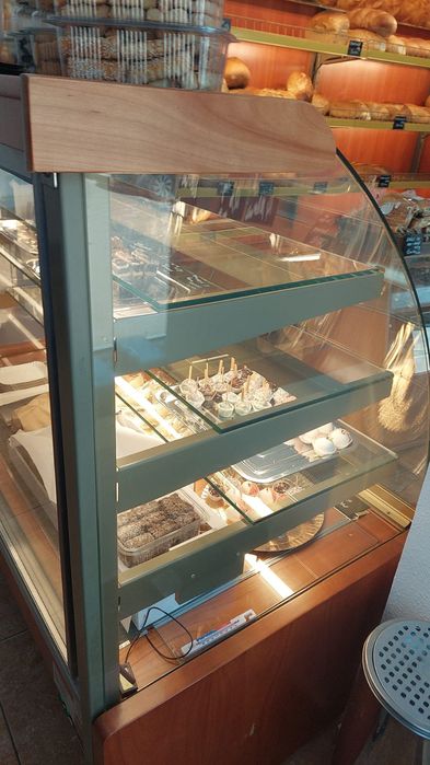Vând vitrină de prăjituri