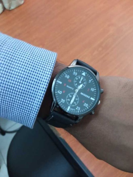 Нов елегантен мъжки часовник с кожена каишка и кварцов механизъм