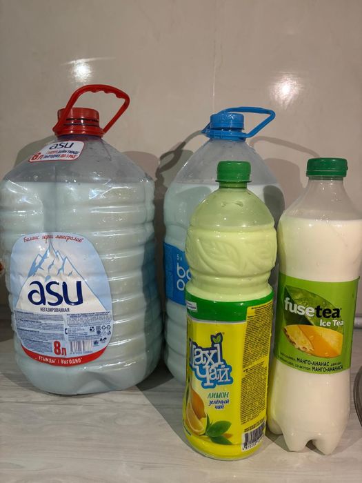 Сиыр сүті сатылады. Коровье молоко.