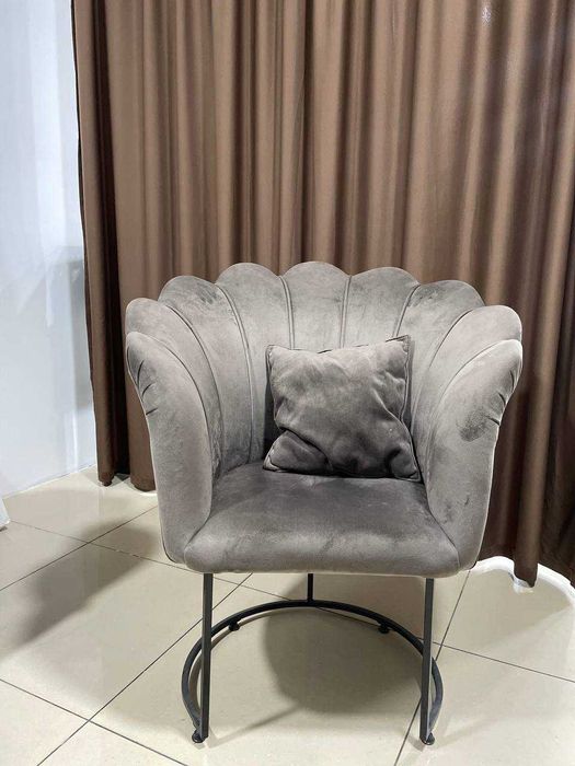 Yumshoq kreslo sotiladi