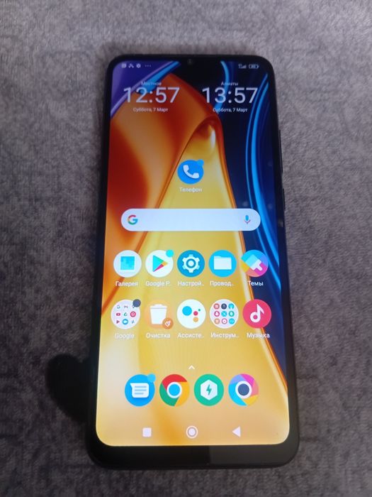 Телефон POCO в отличном состоянии.