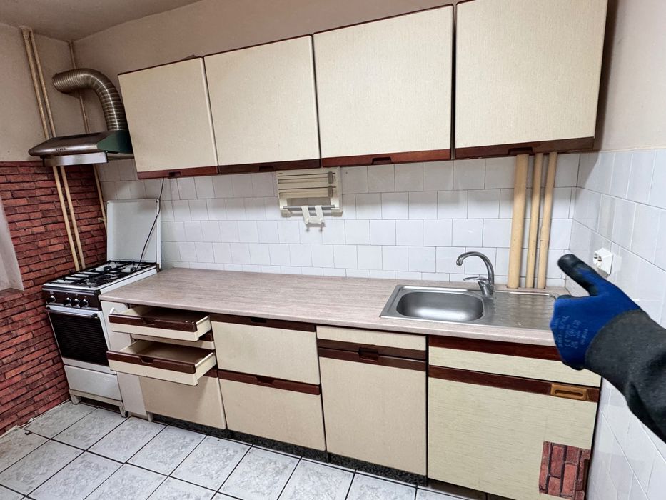 Vând mobilă de bucătărie în stare bună, practică și spațioasă. Lungime totală: 310 cm,  Lungime mobilă: 250 cm , aragaz + hotă (60 cm)