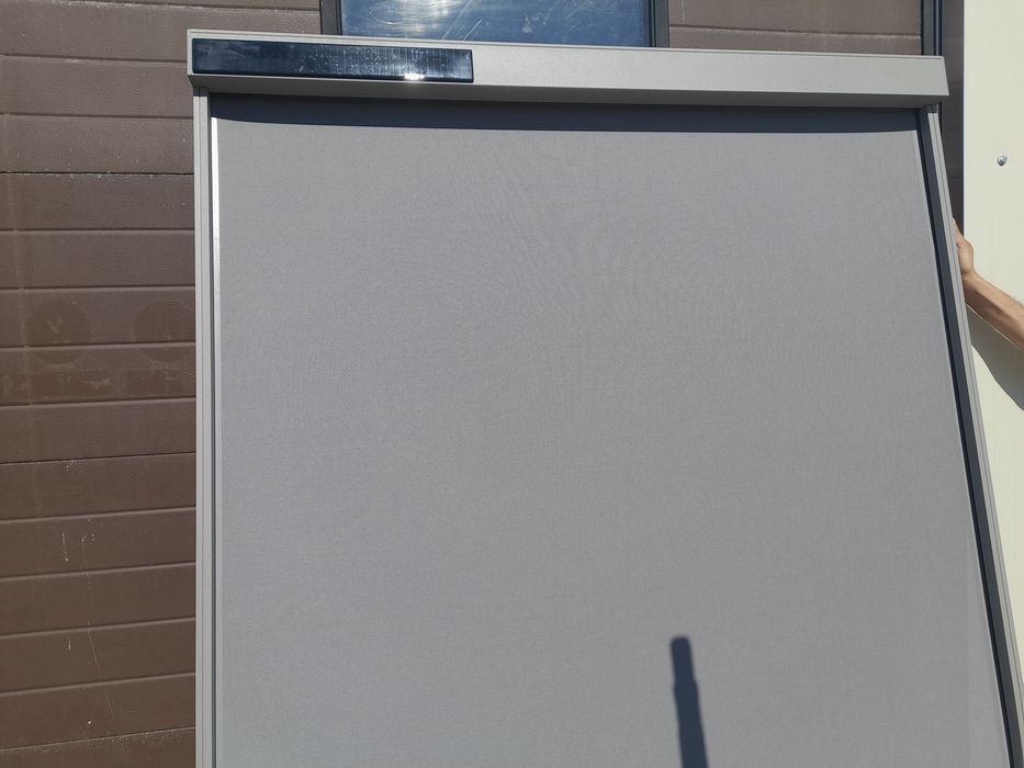 Screen rulou geam cu baterie și încărcare solara