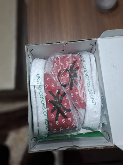 Червени кецове на Benetton