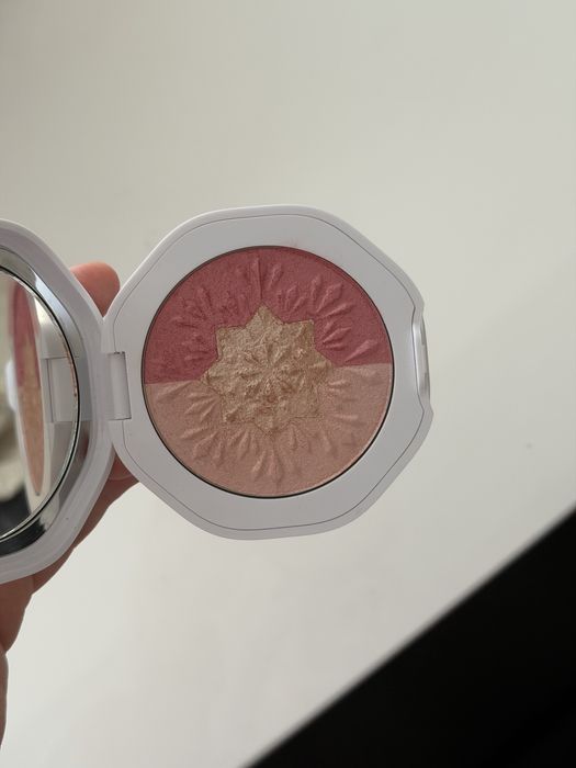 Snow-Kissed Holiday Multi-Glow Face Highlighter