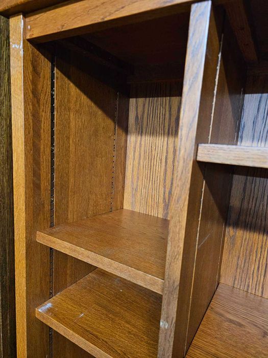 Библиотеки с регуриране на рафтовете изработени изцяло от масив