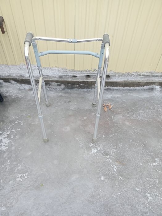 Продам ходунки и шубу