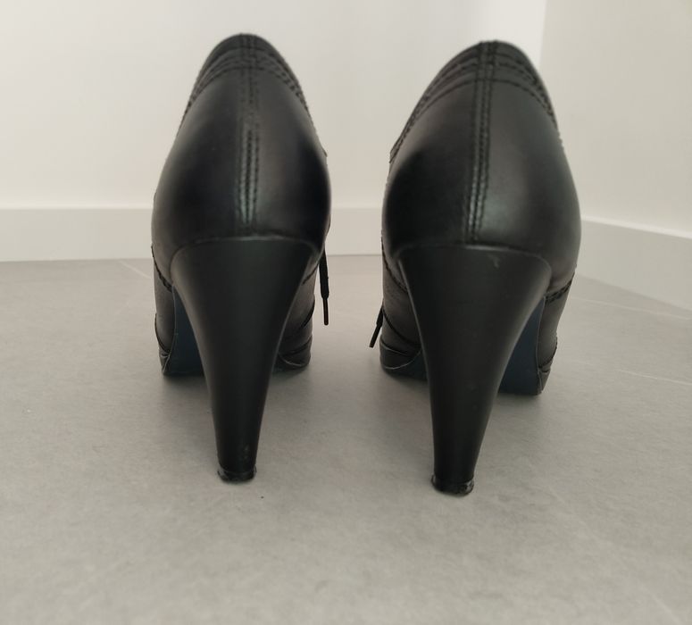 Много удобни, елегантни затворени обувки на висок ток