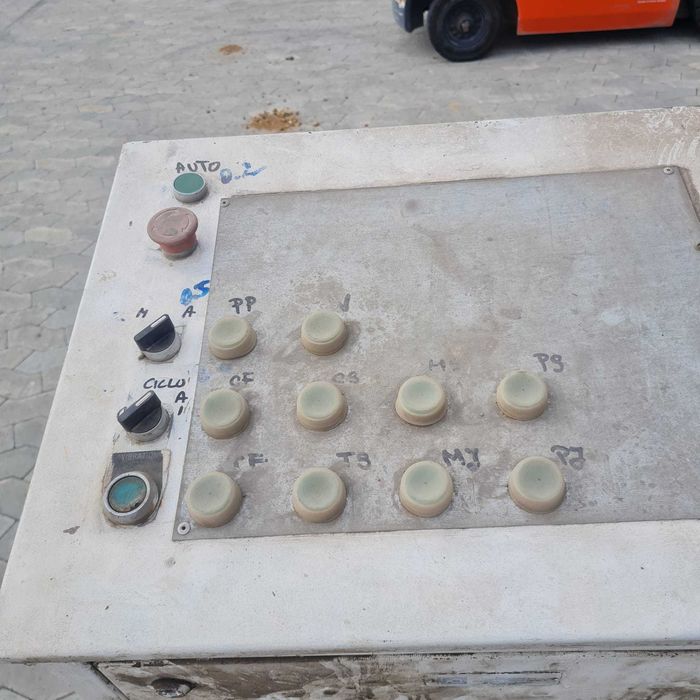 Vibropresă automată pentru fabricat pavaje cu 18 matrițe și 1450 tăvi