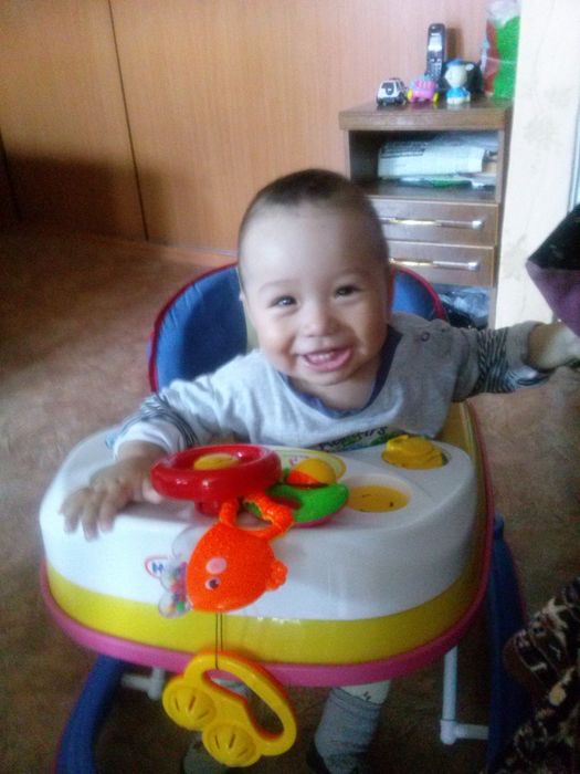 Продам коляску, ходунки.