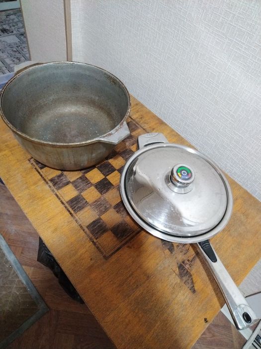 Продаются чугунный казан больщой и сковородка