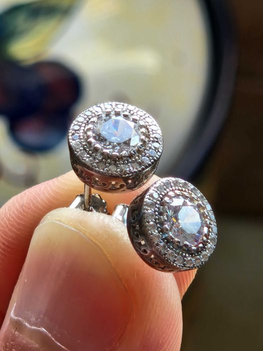 Cercei din argint cu pietre strălucitoare – eleganță rafinată