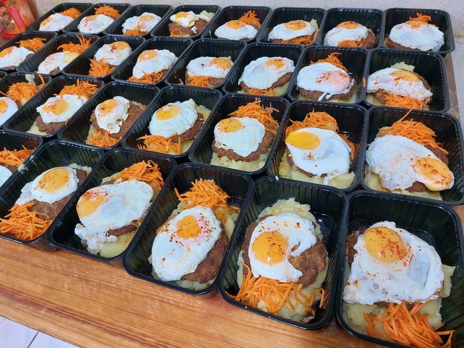 Ұйымдарға арналған кешенді түскі ас жеткізу / Доставка обедов для комп