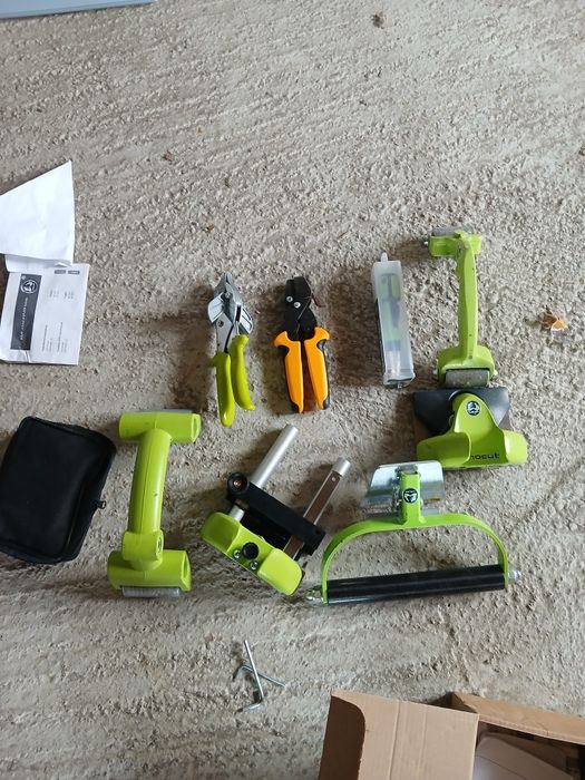 Vindem unelte pentru lipirea  tapet Ninoleu și multe altele