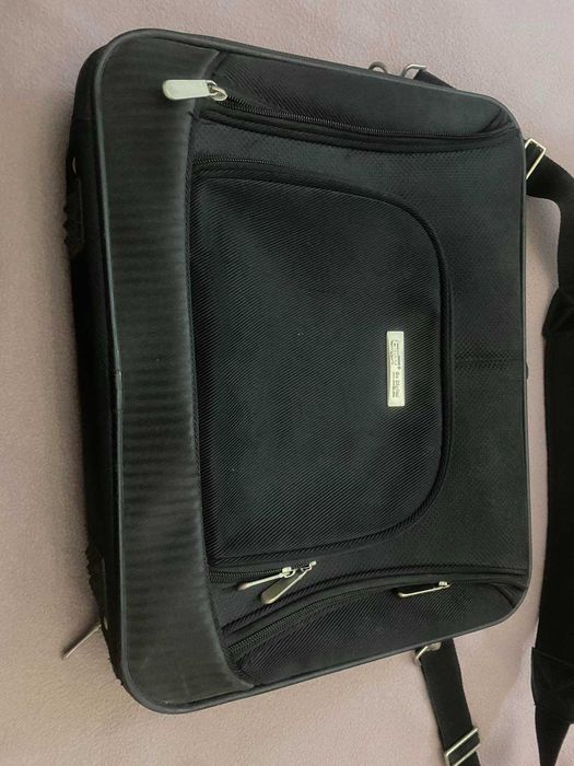 Черна чанта за лаптоп, водонепропусклива