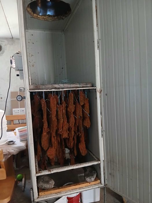Сушилня за суджук и месни деликатеси .