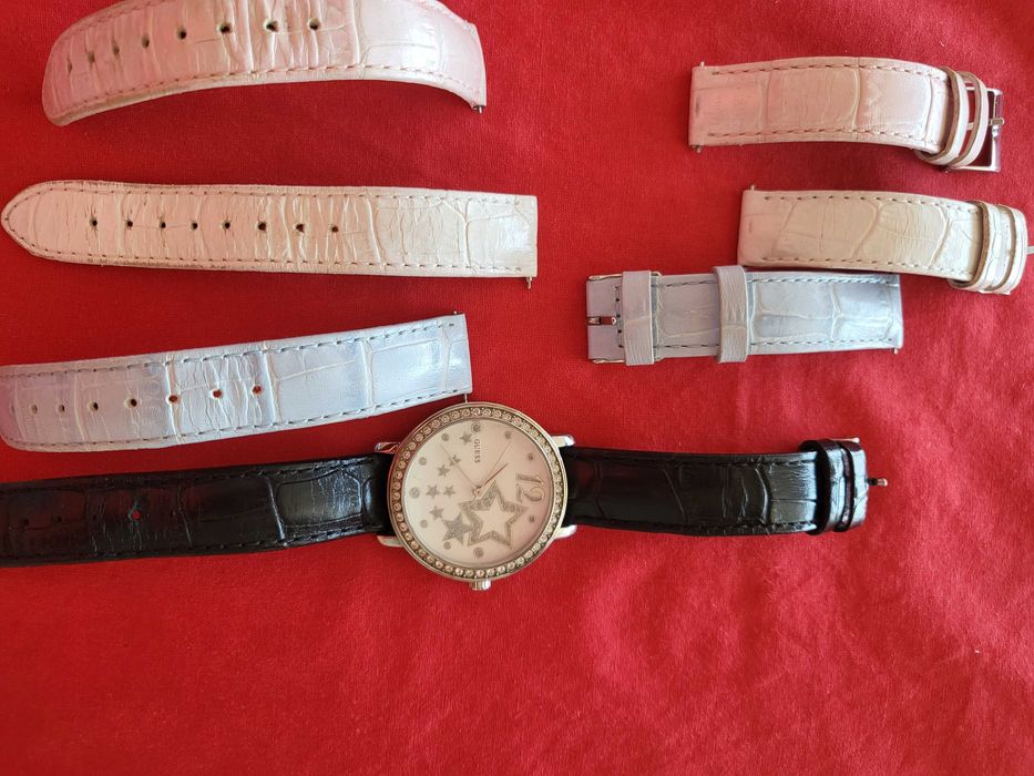 Дамски часовник Guess със сменящи се каишки, носен много малко.