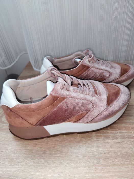 Дамски маратонки ZARA 36 номер
Много красив модел в неже