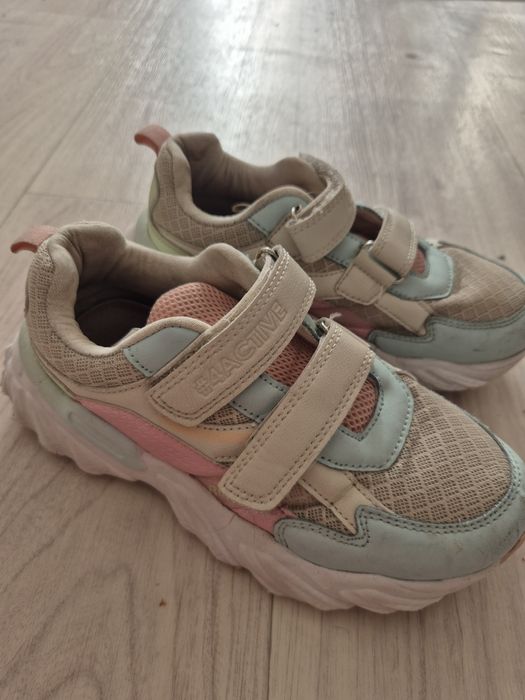 Продам кроссовки на девочку в отличном состоянии