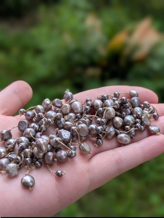 Veche bratara elastica din cu perle naturale de cultura, de culoare gri metalizat, cu irizatii mov