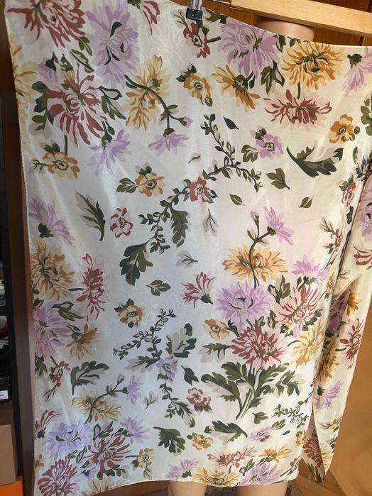 Копринен шал с флорален десен