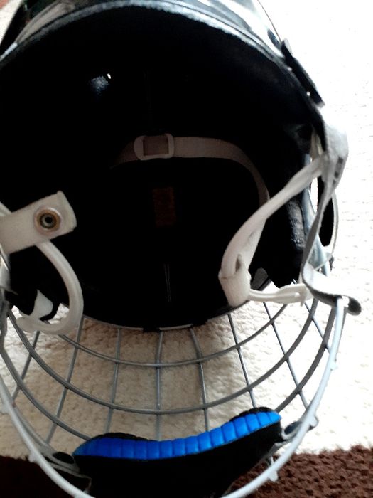 Продам  шлем хоккейный.