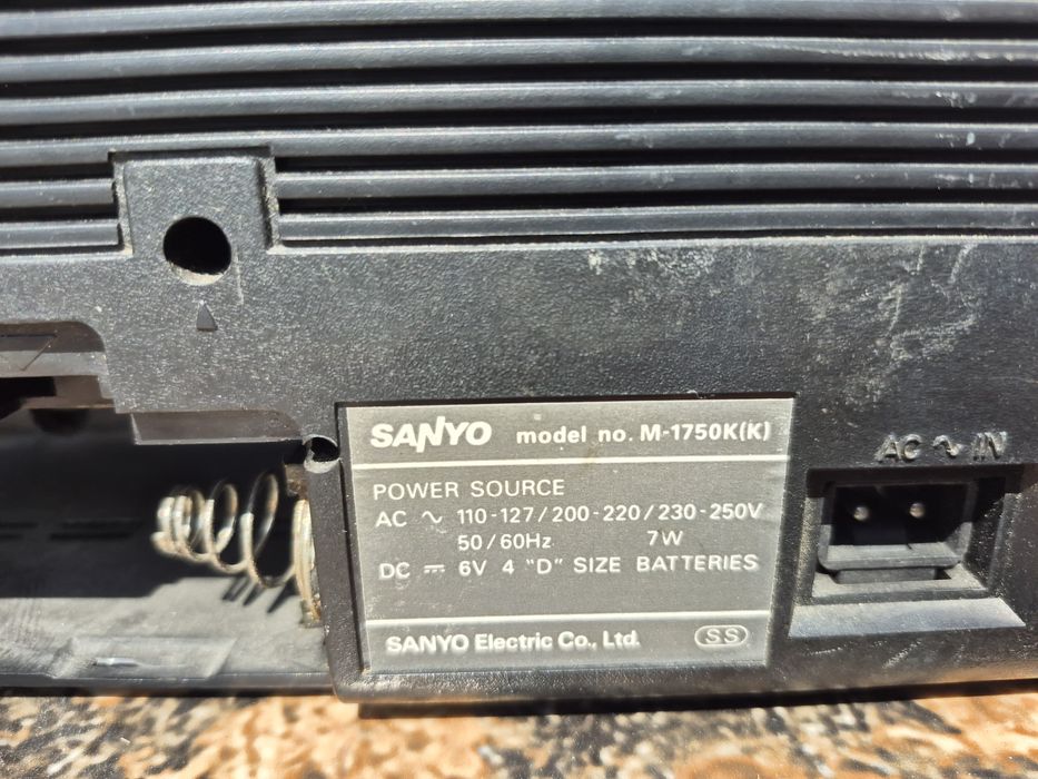 Vând Radio casetofon Sanyo model M-1750k ,made in japan