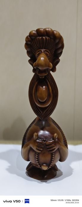 Резная фигура Восточный старец с чётками.