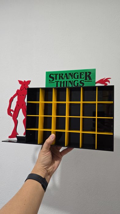 Полочка для фигурок из сериала "Очень странные дела"