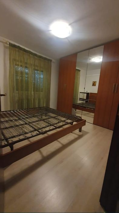Închiriez apartament 3 camere