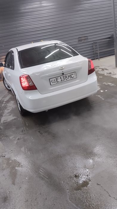 Lasetti 1.8 sotiladi