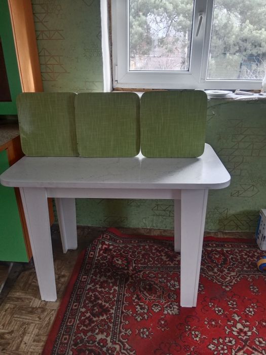 Кухонный стол дополнительно 3 стула