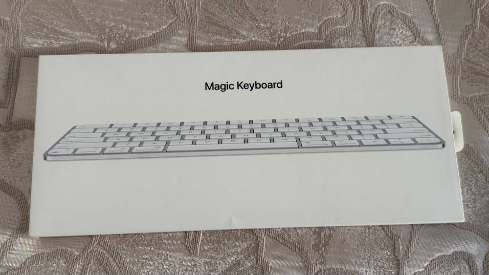 Монитор, перифирия "Apple", усилитель Wi-Fi, блок питания.
