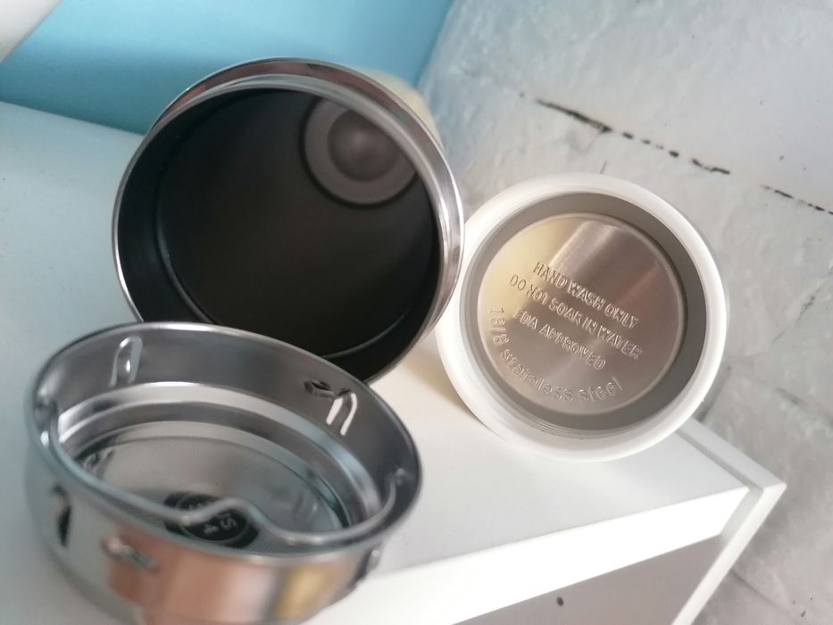 Термос с цедка за чай от бамбуково покритие и неръждаема стомана