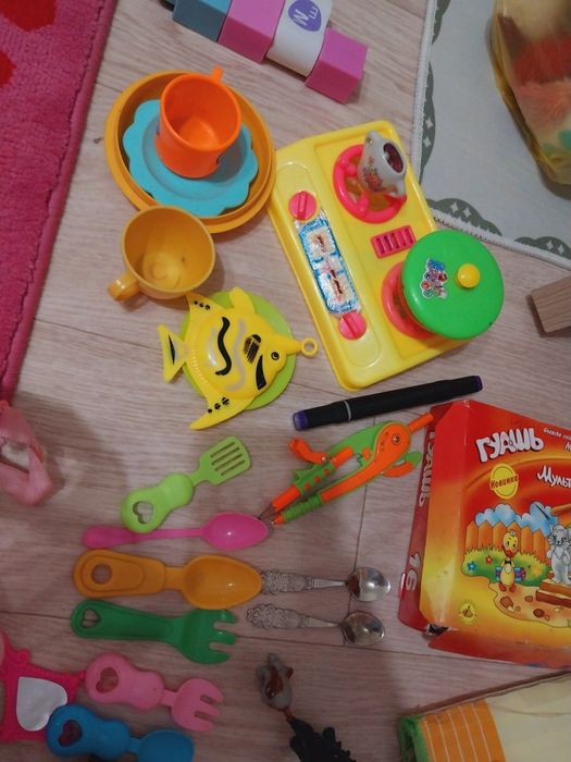 Игрушки и большой Мишка