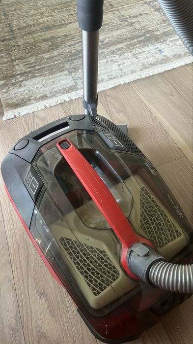 пылесос Thomas, красного цвета