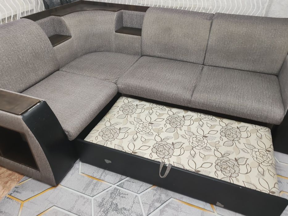 Продам угловой диван, раскладывается.