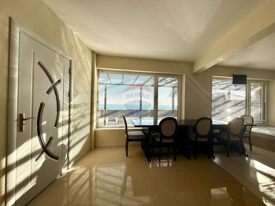 Къща с три спални, двор, барбекю и нескриваема панорамна морска гледк