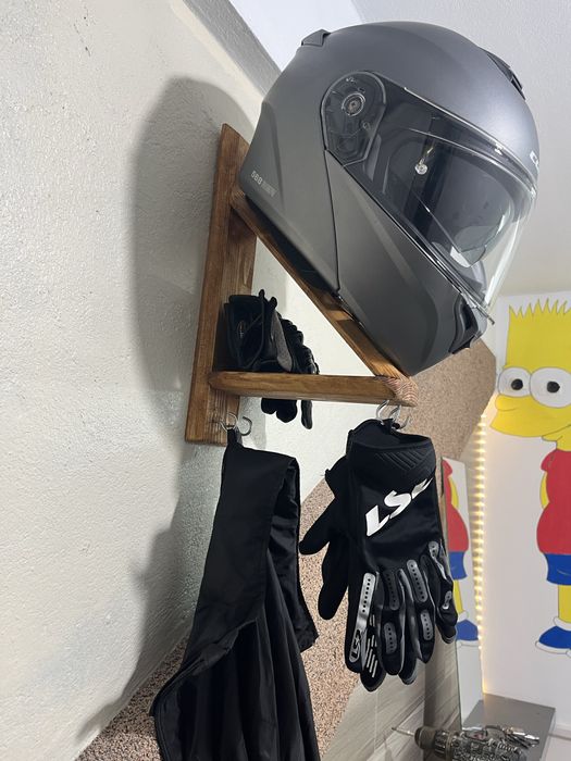 Suport Cască Moto și Echipament – Lemn Masiv de Brad, Realizat Manual
