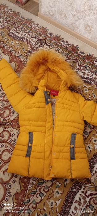 Куртка женская размер L жёлтого цвета